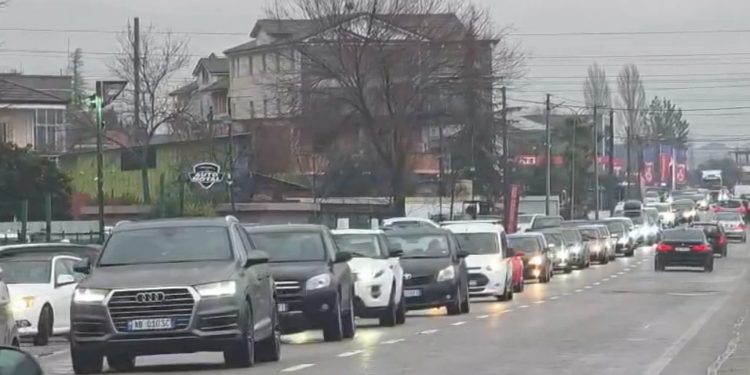 Rikthehet ngarkesa e madhe në trafik nga Librazhdi drejt Elbasanit, qindra mjete të ndaluara.