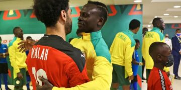 Rivaliteti mes Senegalit dhe Egjiptit, një përballje e mbushur me manipulime, dyshime dhe ngjarje surreale.