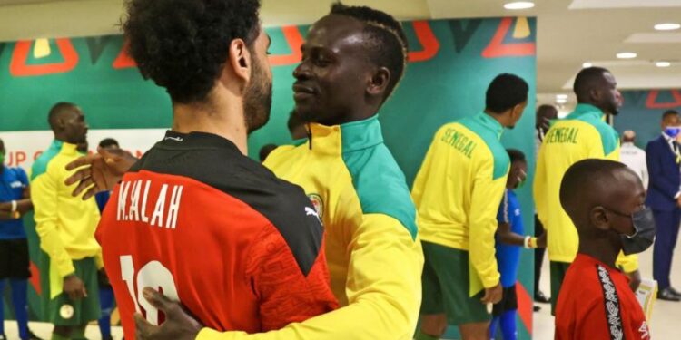 Rivaliteti mes Senegalit dhe Egjiptit, një përballje e mbushur me manipulime, dyshime dhe ngjarje surreale.