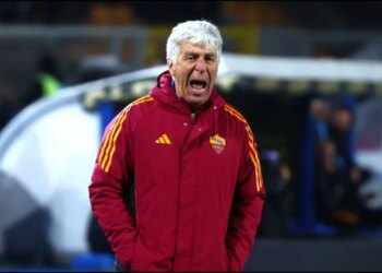 Roma befason Gasperini, eviton komunikimin me mediat pas ndeshjes për shkak të merkatos
Roma arriti të mposht Leccen në ndeshjen e javës së 19 të Serie A, rikthyer suksesin në transfertë. Pas sfidës, trajneri i verdhekuqve, Gian Piero Gasperini, befasoi me mungesën e tij përpara mediave, duke anashkaluar shpalljet pas ndeshjes.