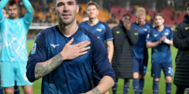 Romagnoli në qendër të diskutimeve; Lazio ndalon transferimin e tij, por mbrojtësi kërkon të transferohet në Al Sadd. Vendosja është në duar të Sarrit.