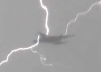 Rrëfimi i frikës: Avioni i ekipit izraelit goditet nga rrufeja gjatë kthimit nga Madridi.