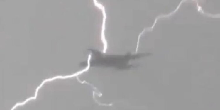 Rrëfimi i frikës: Avioni i ekipit izraelit goditet nga rrufeja gjatë kthimit nga Madridi.