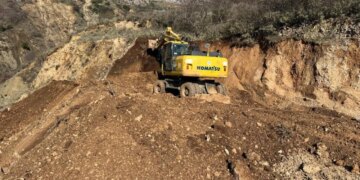 Rrëshqitje dherash dhe rrugë të mbyllura, situatë e vështirë në disa njësitë administrative të qarkut Gjirokastër.