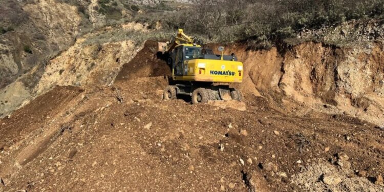 Rrëshqitje dherash dhe rrugë të mbyllura, situatë e vështirë në disa njësitë administrative të qarkut Gjirokastër.