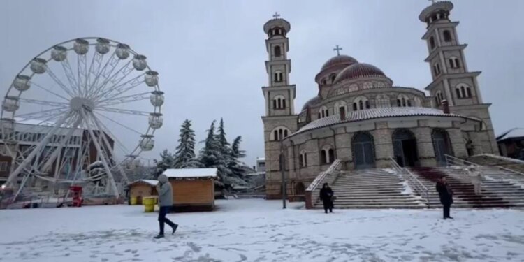Rrëshqitje dheu dhe bllokim rrugësh në Korçë, evakuimi i familjeve në Pogradec