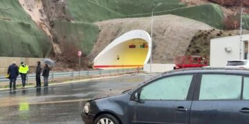 Rrëshqitje dheu në segmentin Qukës-Qafë Pllocë, gurë bien mbi mjetet në lëvizje, pa raportime për lëndime.