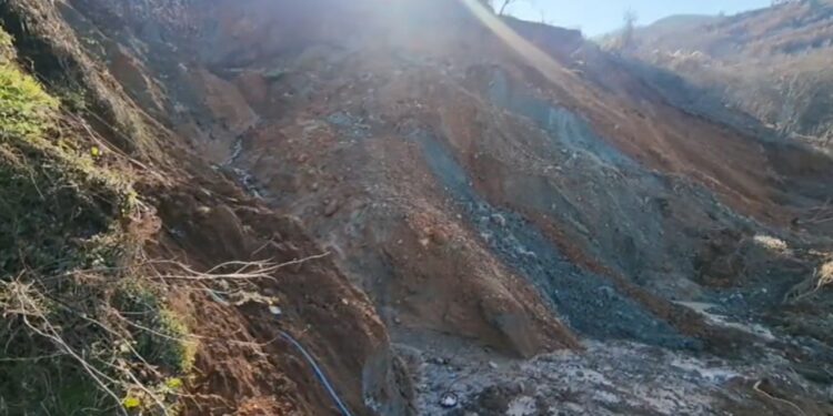 Rrëshqitje e madhe e tokës në fshatin Spathar të Librazhdit, dëme në shtëpi dhe infrastrukturën e rrugëve.