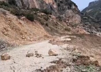 Rrëshqitje e madhe në Bashaj dhe Matogjin/ 500 metra tokë e shkëputur, dhjetëra familje të bllokuara për disa ditë.