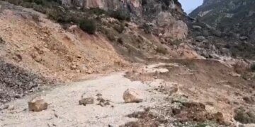 Rrëshqitje e madhe në Bashaj dhe Matogjin/ 500 metra tokë e shkëputur, dhjetëra familje të bllokuara për disa ditë.