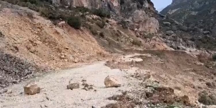 Rrëshqitje e madhe në Bashaj dhe Matogjin/ 500 metra tokë e shkëputur, dhjetëra familje të bllokuara për disa ditë.