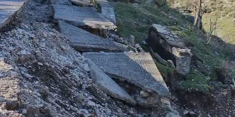 Rrëshqitje të tokës në Gjirokastër, disa lagje përballen me dëme dhe shqetësim për banorët.