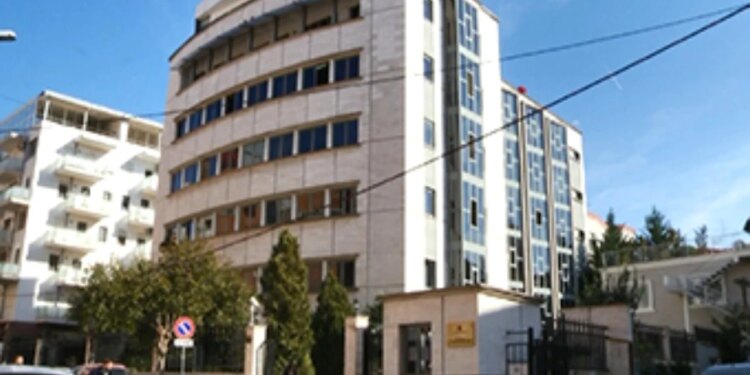 Rreth 30 milion euro të fituara nëpërmjet krijimit të kompanive fiktive në disa vende, përfshirë Shqipërinë; bizneset dhe asetet e një shtetasi spanjoll shpallen në sekuestro.