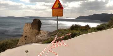 “Rreziku i cunamit në Santorini: Çfarë ndodh në rastin e aktivizimit të vullkanit Kolumbo në Greqi, sipas studimit”