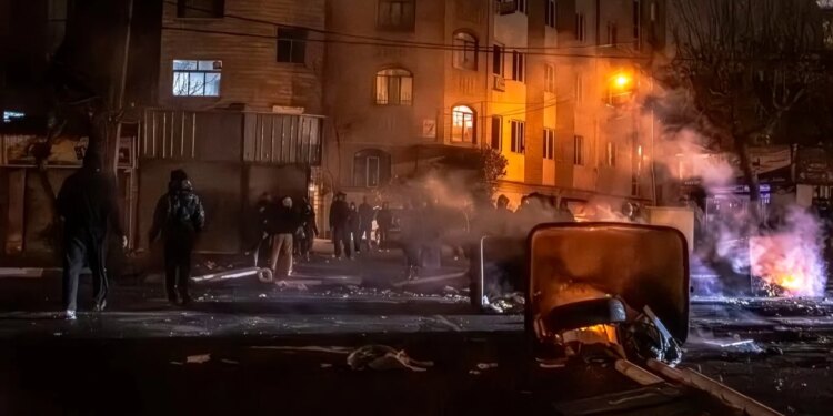 Rriten numrat e viktimave në protestat në Iran: 648 njerëz kanë humbur jetën, me mijëra të arrestuar.