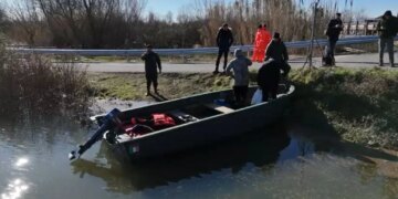 Rritja e shkarkimeve, NënShkodra përmbytet, banorët e Obotit lëvizin vetëm me varka