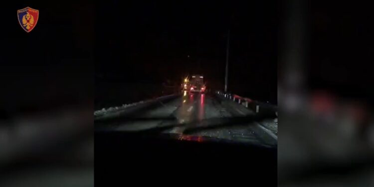 Rruga Tropojë–Valbonë hapet për qarkullim, policia bën thirrje për kujdes ndaj drejtuesve të mjeteve.