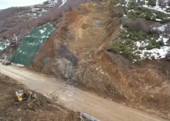 Rruga u bllokua nga masivi i shkëmbinjve, por aksi Qukës-Qafë Plloçë hapet pjesërisht.