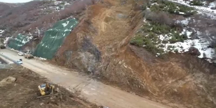 Rruga u bllokua nga masivi i shkëmbinjve, por aksi Qukës-Qafë Plloçë hapet pjesërisht.