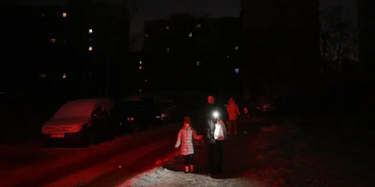 Rusia godet infrastrukturën energjetike të Kievit, Zelensky shpall gjendjen e emergjencës energjetike, banorët ukrainas përballen me errësirën dhe temperaturat e ulëta.