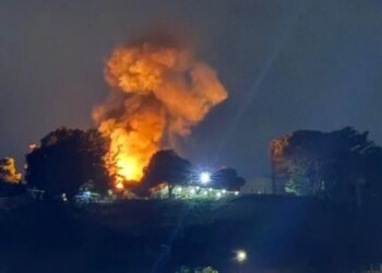 SHBA-të fillojnë operacione ushtarake në Venezuelë, ndërsa mediat lokale informojnë për sulme ndaj mauzoleut të Hugo Chavez në Karakas.