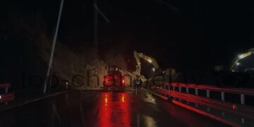Segmenti i aksit Qafë Plloçë-Qukës mbyllet përkohësisht për shkak të inerteve dhe dherave, automjetet po devijojnë në rrugën e vjetër.