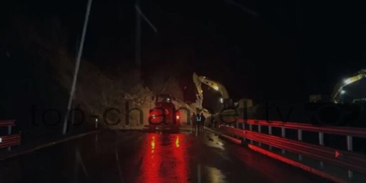 Segmenti i aksit Qafë Plloçë-Qukës mbyllet përkohësisht për shkak të inerteve dhe dherave, automjetet po devijojnë në rrugën e vjetër.