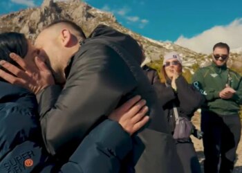 Seno arrin marrëveshje me ish-bashkëshorten, i ofron puthje në transmetim direkt; ish-banori i ‘BBV’ thotë: Juelës i dhashë lule, për Edrën…