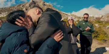 Seno arrin marrëveshje me ish-bashkëshorten, i ofron puthje në transmetim direkt; ish-banori i ‘BBV’ thotë: Juelës i dhashë lule, për Edrën…