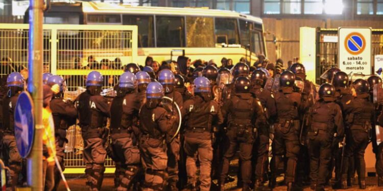 Serie A/Përleshje në autostradë mes tifozëve të Napolit dhe Lazios, 80 tifozë të Lazios të ndaluar.