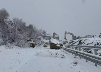 Sfidat me furnizimin me energji elektrike në qarkun e Korçës, bllokim rrugësh dhe përmbytje të sipërfaqeve bujqësore