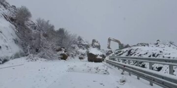Sfidat me furnizimin me energji elektrike në qarkun e Korçës, bllokim rrugësh dhe përmbytje të sipërfaqeve bujqësore