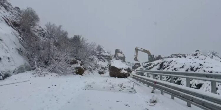 Sfidat me furnizimin me energji elektrike në qarkun e Korçës, bllokim rrugësh dhe përmbytje të sipërfaqeve bujqësore