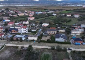 Sfondi i ngjarjeve/ Vetëm një vit më parë u shpërndanë qindra milionë lekë, por… kanali i Martinës në Vjosë shkaktoi përmbytjen e Ferrasit.