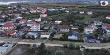 Sfondi i ngjarjeve/ Vetëm një vit më parë u shpërndanë qindra milionë lekë, por… kanali i Martinës në Vjosë shkaktoi përmbytjen e Ferrasit.