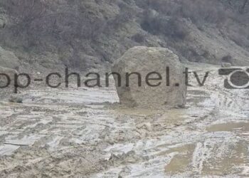 Shembjet e shkëmbinjve dhe dherave bllokojnë rrugën Burrel-Rrëshen, duke e detyruar qarkullimin e mjeteve të bëhet në një drejtim.