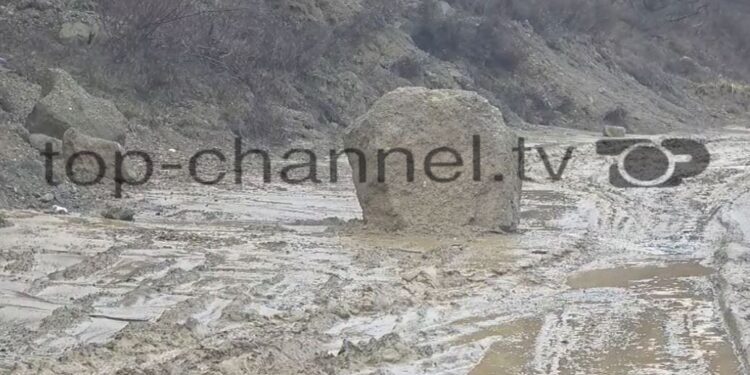 Shembjet e shkëmbinjve dhe dherave bllokojnë rrugën Burrel-Rrëshen, duke e detyruar qarkullimin e mjeteve të bëhet në një drejtim.