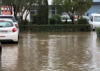 Shira të forta në Qarkun Lezhë/ Niveli i lumenjve Drin dhe Mat rritet, përmbytje në disa zona.