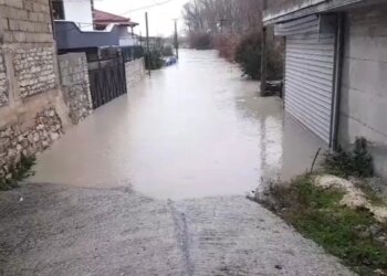 Shiu në Berat: 15 shtëpi të përmbytera në Dimal, 6 familje të evakuuara