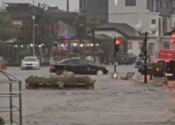 Shkodra përballë përmbytjeve: qindra hektarë tokë nën ujë, paralajmërohen ndërprerje të energjisë elektrike në disa zona.