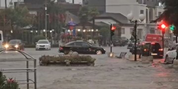 Shkodra përballë përmbytjeve: qindra hektarë tokë nën ujë, paralajmërohen ndërprerje të energjisë elektrike në disa zona.