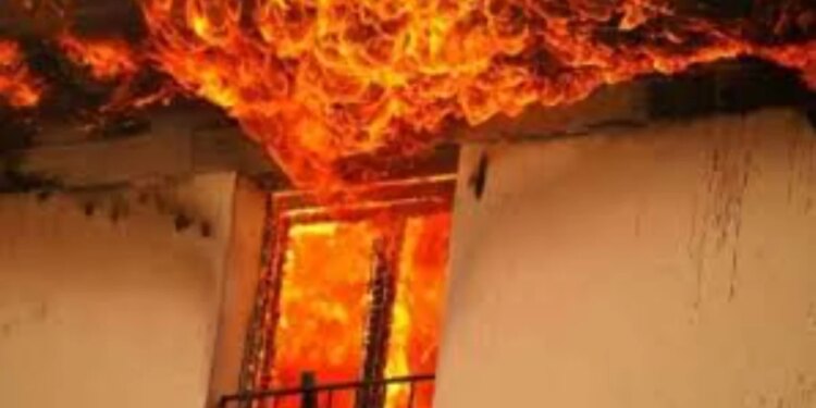 Shkrumbohet një banesë në Pukë/ Asnjë i lënduar, besohet se shkaku është një shkëndijë elektrike