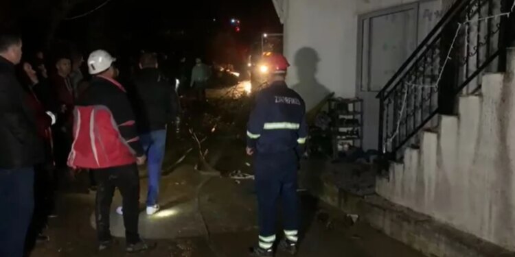 Shkrumbohet një shtëpi me dy kate në Klos, besohet se brenda kishin vendosur dy familje.