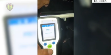 Shoferi nën ndikimin e alkoolit përpiqet të ryshfeti një polic me 1 mijë lekë, por përfundon në pranga.