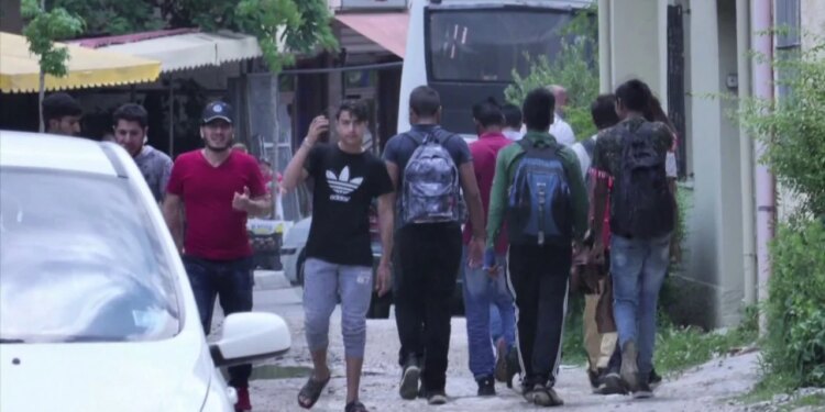 Shqipëria, qendra të reja për emigrimin/ Plani i kontigjencës miratohet, përfshin edhe 100 rusë që përdorën vendin tonë si tranzit.