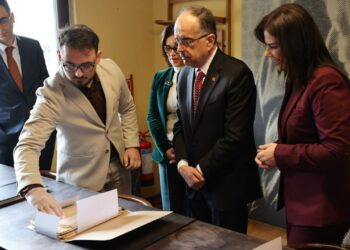 Shqipëria si frymëzim për të, Presidenti Begaj viziton Shtëpinë Muze të Ismail Kadaresë: Me veprën e tij rizgjoi kujtesën dhe dinjitetin e kombit tonë.