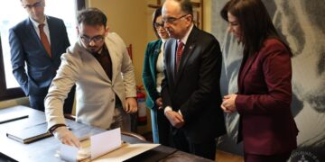 Shqipëria si frymëzim për të, Presidenti Begaj viziton Shtëpinë Muze të Ismail Kadaresë: Me veprën e tij rizgjoi kujtesën dhe dinjitetin e kombit tonë.