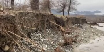 Shtyllat elektrike në Mirditë pësojnë rrëzime të reja për shkak të rrëshqitjes së dherave, duke rrezikuar afrimin e gërryerjes drejt banesave, ndërsa kërkohet ndërhyrje urgjente.