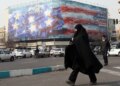 “Si mbjell erën, do të korrësh stuhinë”: Irani paralajmëron SHBA-në për hakmarrje me një poster madhështor në Teheran