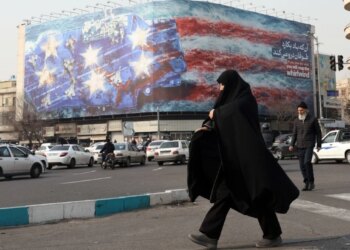 “Si mbjell erën, do të korrësh stuhinë”: Irani paralajmëron SHBA-në për hakmarrje me një poster madhështor në Teheran